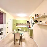 아파트 Limone Downtown 리몬네술가르다